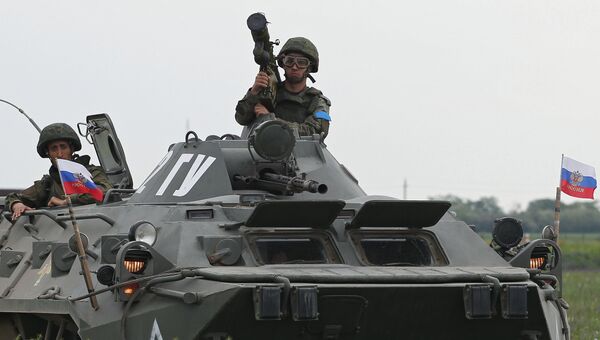 Военнослужащий с переносным зенитным ракетным комплексом Игла на БТР-80 на всеармейском конкурсе Чистое небо-2018 в Краснодарском крае Военнослужащий с переносным зенитным ракетным комплексом Игла на БТР-80 на всеармейском конкурсе Чистое небо-2018 в Краснодарском крае