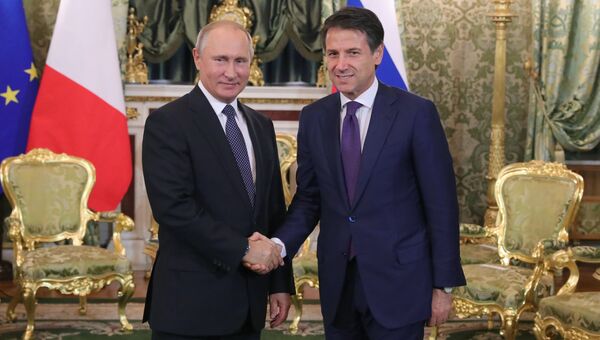 Владимир Путин и премьер-министр Италии Джузеппе Конте во время встречи. 24 октября 2018 Владимир Путин и премьер-министр Италии Джузеппе Конте во время встречи. 24 октября 2018