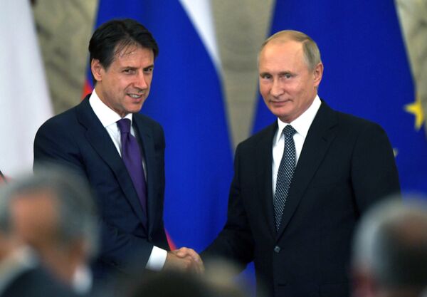Президент России Владимир Путин и премьер-министр Италии Джузеппе Конте во время совместной пресс-конференции по итогам встречи. 24 октября 2018 Президент России Владимир Путин и премьер-министр Италии Джузеппе Конте во время совместной пресс-конференции по итогам встречи. 24 октября 2018