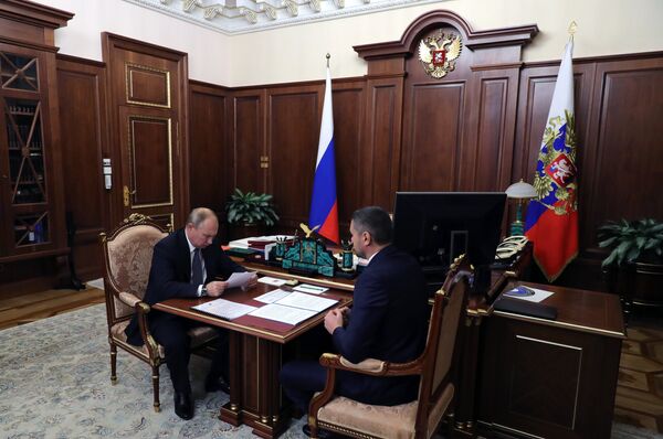 Президент РФ Владимир Путин и временно исполняющий обязанности губернатора Забайкальского края Александр Осипов во время встречи. 24 октября 2018 Президент РФ Владимир Путин и временно исполняющий обязанности губернатора Забайкальского края Александр Осипов во время встречи. 24 октября 2018