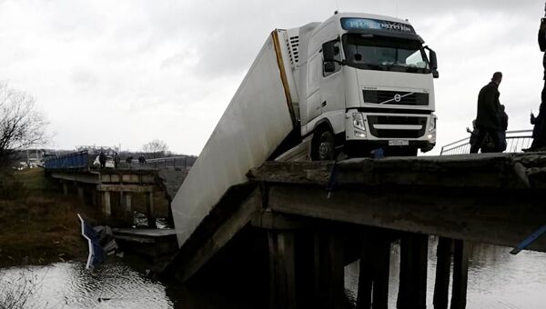 Автомобильный мост в районе села Осиновка в Михайловском районе Приморского края, обрушившийся во время проезда по нему большегрузного автомобиля Volvo. Архивное фото Автомобильный мост в районе села Осиновка в Михайловском районе Приморского края, обрушившийся во время проезда по нему большегрузного автомобиля Volvo. Архивное фото