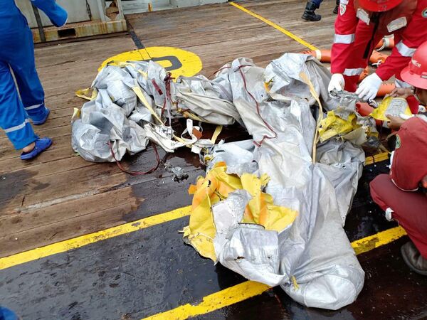Обломки самолета Boeing 737, потерпевшего крушение в Индонезии Обломки самолета Boeing 737, потерпевшего крушение в Индонезии