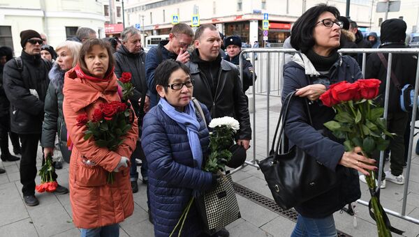 Люди несут цветы к зданию театра Ленком на Малой Дмитровке, где пройдет церемония прощания с актером театра и кино Николаем Караченцовым Люди несут цветы к зданию театра Ленком на Малой Дмитровке, где пройдет церемония прощания с актером театра и кино Николаем Караченцовым