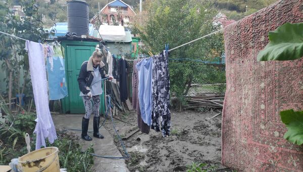 Волонтеры помогают чистить дворы в Туапсе после наводнения. 29 октября 2018 Волонтеры помогают чистить дворы в Туапсе после наводнения. 29 октября 2018