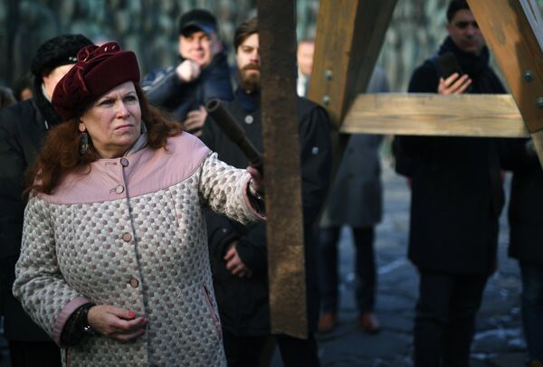 Участники акции Колокол памяти у мемориала Стена скорби на проспекте Сахарова в Москве в День памяти жертв политических репрессий. 30 октября 2018 Участники акции Колокол памяти у мемориала Стена скорби на проспекте Сахарова в Москве в День памяти жертв политических репрессий. 30 октября 2018
