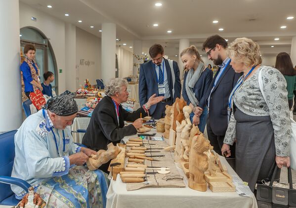 Ярославские ремесленники представили на форуме свою сувенирную продукцию Ярославские ремесленники представили на форуме свою сувенирную продукцию