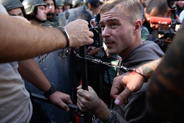 Участники митинга с требованием дать воинам добровольцам-иностранцам украинское гражданство у здания Администрации президента Украины Участники митинга с требованием дать воинам добровольцам-иностранцам украинское гражданство у здания Администрации президента Украины