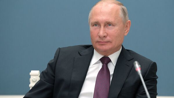 Президент РФ Владимир Путин на церемонии ввода в режиме видеоконференции в эксплуатацию алмазного месторождения Верхне-Мунское. 31 октября 2018 Президент РФ Владимир Путин на церемонии ввода в режиме видеоконференции в эксплуатацию алмазного месторождения Верхне-Мунское. 31 октября 2018