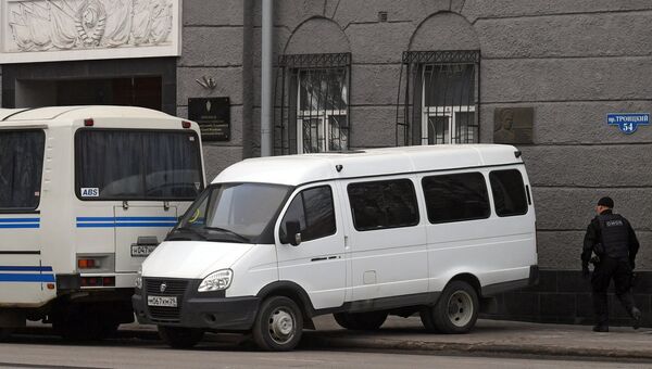 Сотрудник полиции у входа в здание управления ФСБ по Архангельской области, где произошел взрыв Сотрудник полиции у входа в здание управления ФСБ по Архангельской области, где произошел взрыв