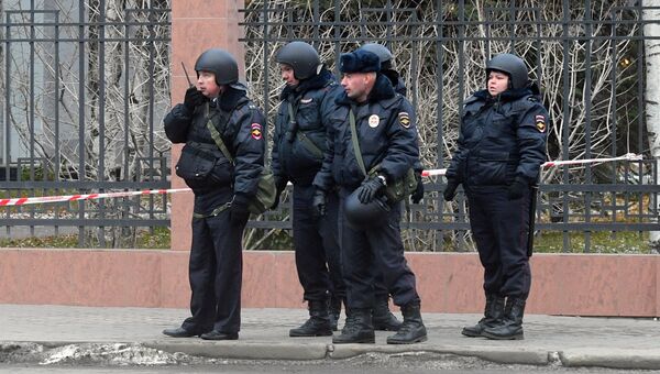 Сотрудники полиции у здания управления ФСБ по Архангельской области, где произошел взрыв Сотрудники полиции у здания управления ФСБ по Архангельской области, где произошел взрыв