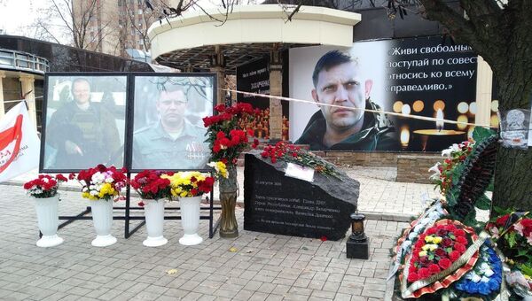 Баннеры с фотографиями главы самопровозглашенной Донецкой народной республики Александра Захарченко на здании кафе в центре Донецка. 31 октября 2018 Баннеры с фотографиями главы самопровозглашенной Донецкой народной республики Александра Захарченко на здании кафе в центре Донецка. 31 октября 2018