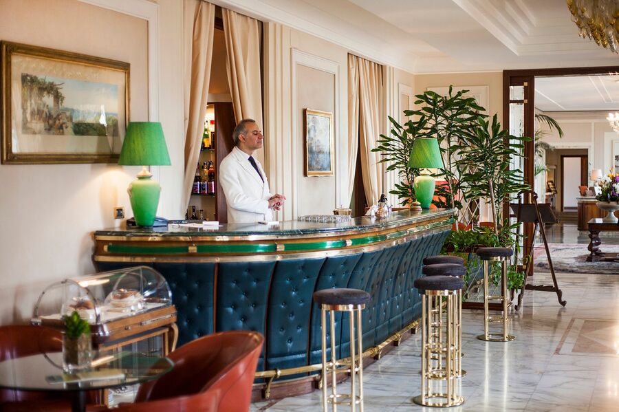 Общественное пространство в отеле Grand Hotel Vesuvio, Неаполь Общественное пространство в отеле Grand Hotel Vesuvio, Неаполь
