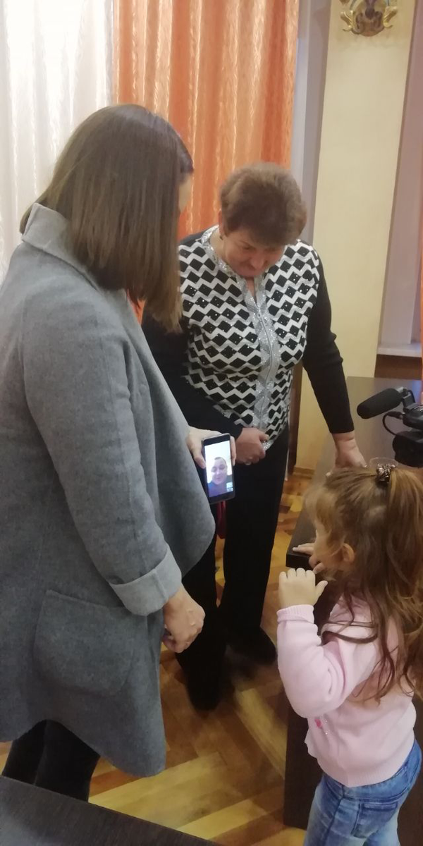 Семья капитана судна Норд Владимира Горбенко общается с ним по телефону Семья капитана судна Норд Владимира Горбенко общается с ним по телефону
