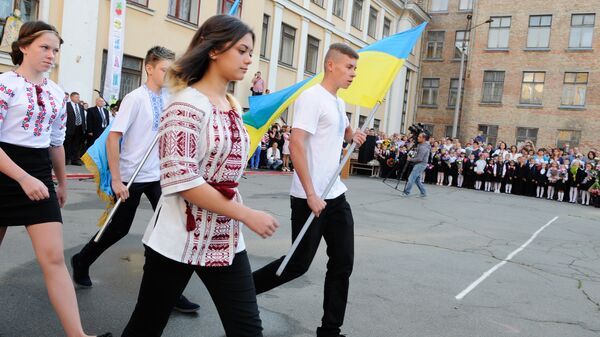 Ученики на торжественной линейке в киевской школе Ученики на торжественной линейке в киевской школе