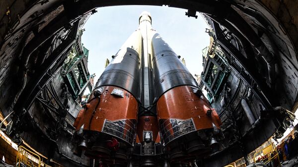 Установка ракеты-носителя Союз-ФГ с пилотируемым кораблем Союз МС-10 на стартовый стол первой Гагаринской стартовой площадки космодрома Байконур. Архивное фото Установка ракеты-носителя Союз-ФГ с пилотируемым кораблем Союз МС-10 на стартовый стол первой Гагаринской стартовой площадки космодрома Байконур. Архивное фото