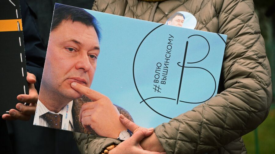 Плакат с портретом руководителя портала РИА Новости – Украина Кирилла Вышинского на акции солидарности у посольства Украины в Москве Плакат с портретом руководителя портала РИА Новости – Украина Кирилла Вышинского на акции солидарности у посольства Украины в Москве