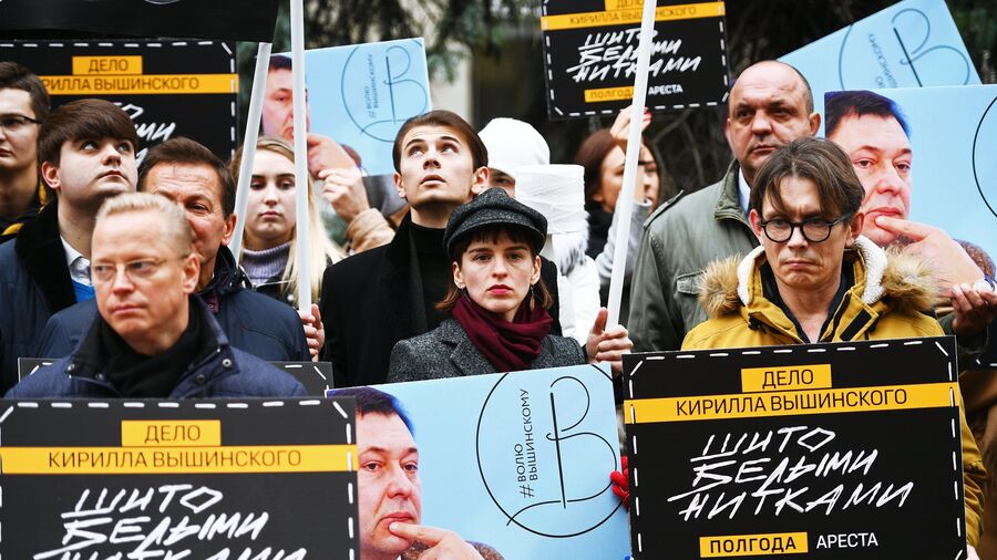 Участники на акции солидарности с руководителем портала РИА Новости – Украина Кириллом Вышинским у посольства Украины Участники на акции солидарности с руководителем портала РИА Новости – Украина Кириллом Вышинским у посольства Украины