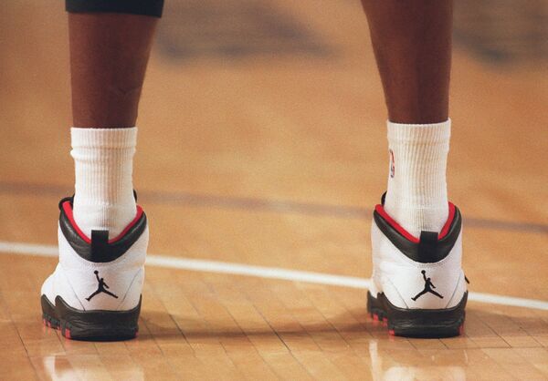 Американский баскетболист Майкл Джордан в фирменных кроссовках Nike Air Jordan во время игры. 1995 год Американский баскетболист Майкл Джордан в фирменных кроссовках Nike Air Jordan во время игры. 1995 год