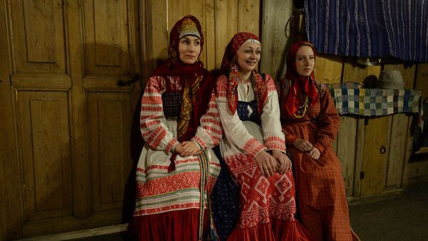 Артисты в национальных костюмах в архитектурно-этнографическом музее Семенково в Вологодской области Артисты в национальных костюмах в архитектурно-этнографическом музее Семенково в Вологодской области