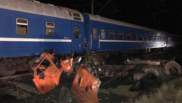 На месте ДТП с участием поезда и грузовика в Краснодарском крае На месте ДТП с участием поезда и грузовика в Краснодарском крае