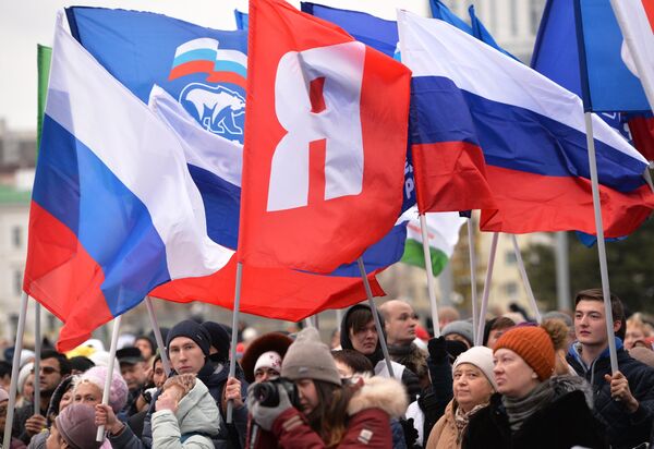 Участники митинга-концерта, посвященного Дню народного единства на площади Труда в Екатеринбурге Участники митинга-концерта, посвященного Дню народного единства на площади Труда в Екатеринбурге