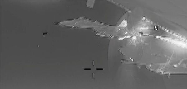Стоп-кадр видео перехвата самолета-разведчика США российским Су-27 Стоп-кадр видео перехвата самолета-разведчика США российским Су-27