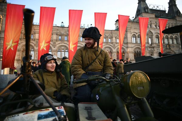 Участники марша, посвященного 77-летию военного парада 1941 года, на Красной площади в Москве Участники марша, посвященного 77-летию военного парада 1941 года, на Красной площади в Москве
