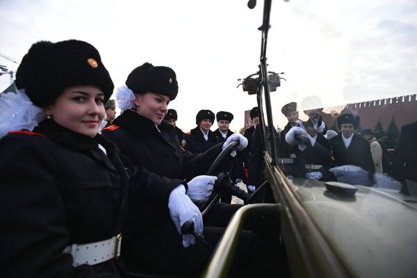 Участницы марша, посвященного 77-летию военного парада 1941 года, на Красной площади в Москве Участницы марша, посвященного 77-летию военного парада 1941 года, на Красной площади в Москве