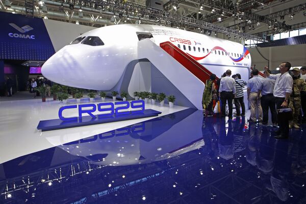 Презентация макета российско-китайского самолета CR929 на Чжухайском авиасалоне Презентация макета российско-китайского самолета CR929 на Чжухайском авиасалоне