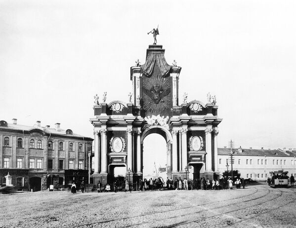 Красные ворота. Конец XIX века. Репродукция. Красные ворота. Конец XIX века. Репродукция.