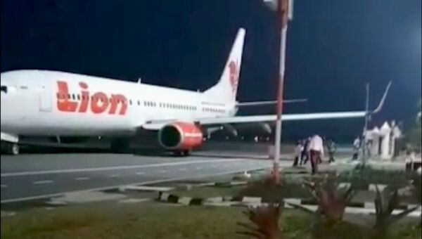 Самолет Lion Air врезался в столб в аэропорту в индонезийской провинции Бенгкулу. 8 ноября 2018 Самолет Lion Air врезался в столб в аэропорту в индонезийской провинции Бенгкулу. 8 ноября 2018