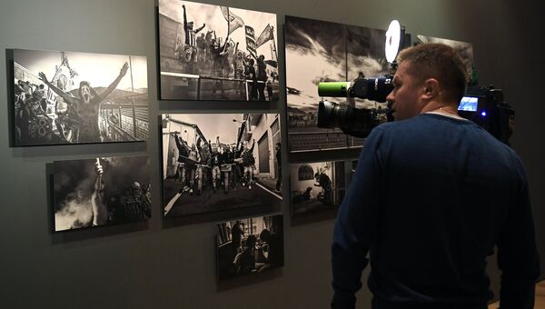 Посетитель на открытии выставки победителей IV международного конкурса фотожурналистики имени Андрея Стенина в Москве Посетитель на открытии выставки победителей IV международного конкурса фотожурналистики имени Андрея Стенина в Москве
