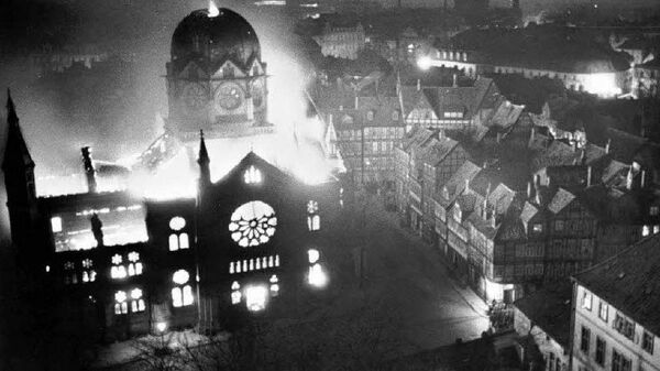 Горящая синагога в Ганновере. 9 ноября 1938 Горящая синагога в Ганновере. 9 ноября 1938