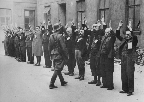 Евреи в Варшавском гетто. Апрель 1943 Евреи в Варшавском гетто. Апрель 1943