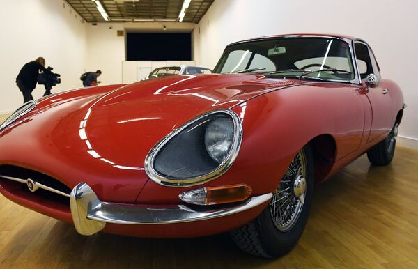 Купе Jaguar E-type 1961-1968 годов выпуска, модификация 4.2 MT (265 л.с.) на выставке Редкие автомобили в ЦДХ Купе Jaguar E-type 1961-1968 годов выпуска, модификация 4.2 MT (265 л.с.) на выставке Редкие автомобили в ЦДХ