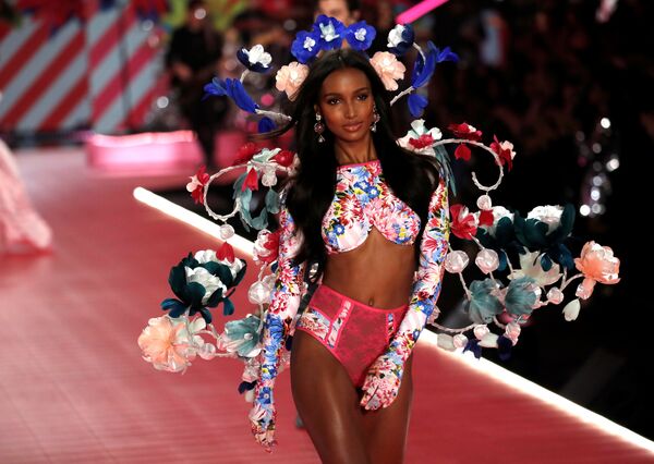 Показ Victoria’s Secret в Нью-Йорке Показ Victoria’s Secret в Нью-Йорке