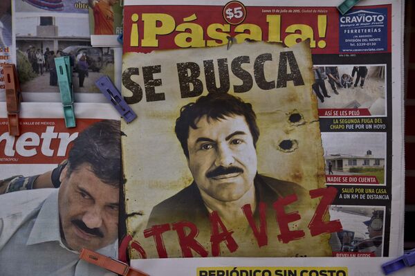 Портрет мексиканского наркобарона El Chapo с надписью Разыскивается. Снова в Мехико, Мексика. 2015 год Портрет мексиканского наркобарона El Chapo с надписью Разыскивается. Снова в Мехико, Мексика. 2015 год