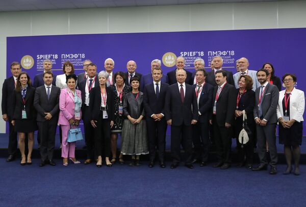 Владимир Путин и Эммануэль Макрон во время совместного фотографирования с членами координационного совета Трианонский диалог на полях ПМЭФ - 2018 Владимир Путин и Эммануэль Макрон во время совместного фотографирования с членами координационного совета Трианонский диалог на полях ПМЭФ - 2018