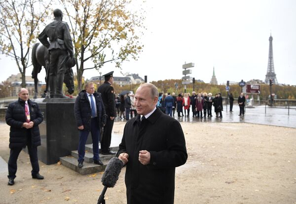 Президент РФ Владимир Путин отвечает на вопросы журналистов после церемонии возложения цветов к памятнику воинам Русского экспедиционного корпуса в Париже. 11 ноября 2018 Президент РФ Владимир Путин отвечает на вопросы журналистов после церемонии возложения цветов к памятнику воинам Русского экспедиционного корпуса в Париже. 11 ноября 2018