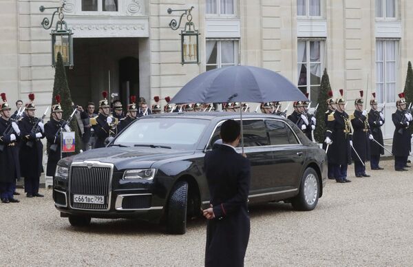 Автомобиль Aurus кортежа президента РФ Владимира Путина у Елисейского дворца. 11 ноября 2018 Автомобиль Aurus кортежа президента РФ Владимира Путина у Елисейского дворца. 11 ноября 2018