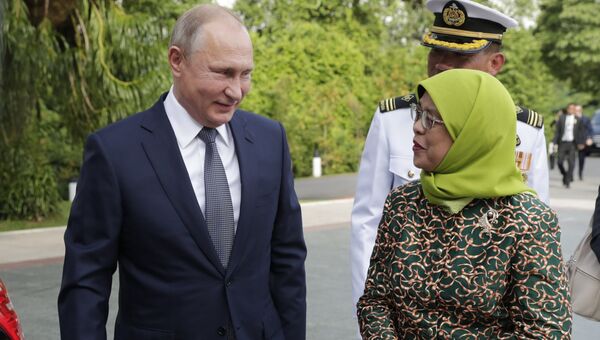 Владимир Путин и президент Сингапура Халима Якоб во время церемонии официальной встречи. 13 ноября 2018 Владимир Путин и президент Сингапура Халима Якоб во время церемонии официальной встречи. 13 ноября 2018