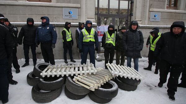 Акция с требованием включить отопление в городах Украины у здания компании Нафтогаз в Киеве