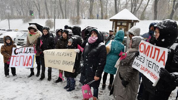 Акция с требованием включить отопление в городах Украины у здания Кабинета министров в Киеве Акция с требованием включить отопление в городах Украины у здания Кабинета министров в Киеве