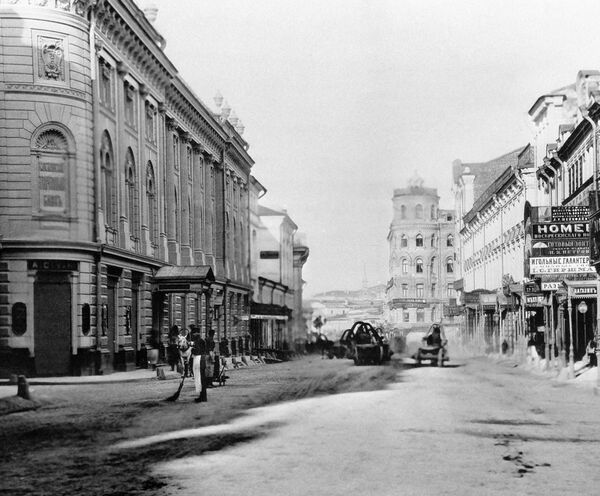 Дом №5 на улице Ильинке - первый 5-этажный дом в Москве, построенный в 1874 году Дом №5 на улице Ильинке - первый 5-этажный дом в Москве, построенный в 1874 году