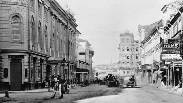 Дом №5 на улице Ильинке - первый 5-этажный дом в Москве, построенный в 1874 году Дом №5 на улице Ильинке - первый 5-этажный дом в Москве, построенный в 1874 году