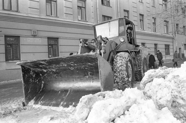 Уборка снега на столичной улице. Уборка снега на столичной улице.