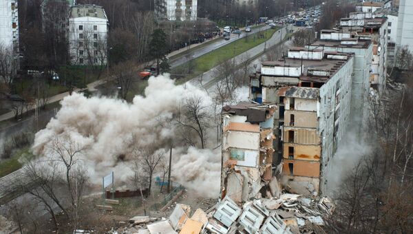 Во время сноса первого из фенольных домов в столице, расположенного на Открытом шоссе. Во время сноса первого из фенольных домов в столице, расположенного на Открытом шоссе.