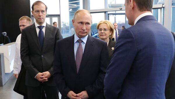 Владимир Путин во время посещения завода Герофарм в Санкт-Петербурге. 16 ноября 2018 Владимир Путин во время посещения завода Герофарм в Санкт-Петербурге. 16 ноября 2018