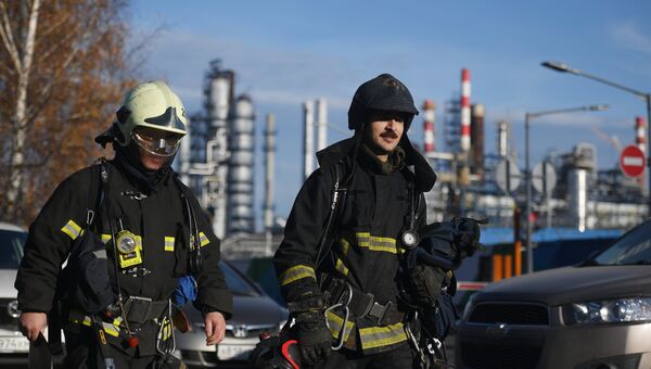 Сотрудники пожарной службы у Московского нефтеперерабатывающего завода в Капотне, где произошел пожар Сотрудники пожарной службы у Московского нефтеперерабатывающего завода в Капотне, где произошел пожар