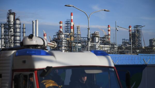 Автомобиль пожарной службы у Московского нефтеперерабатывающего завода в Капотне, где произошел пожар Автомобиль пожарной службы у Московского нефтеперерабатывающего завода в Капотне, где произошел пожар